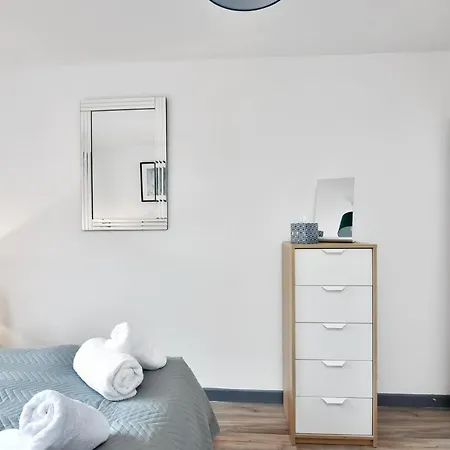 Xclusive Living In Centre, Kings Court Apartment