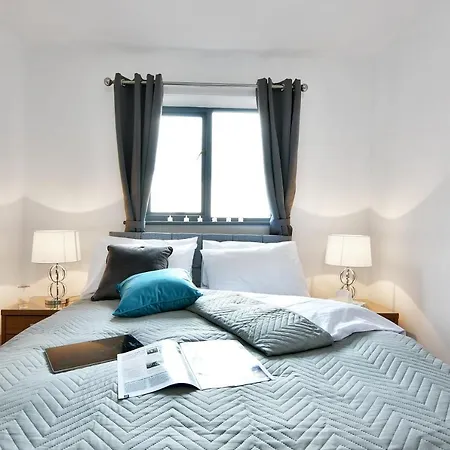 Xclusive Living In Centre, Kings Court Apartment