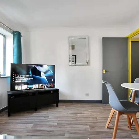 Xclusive Living In Centre, Kings Court